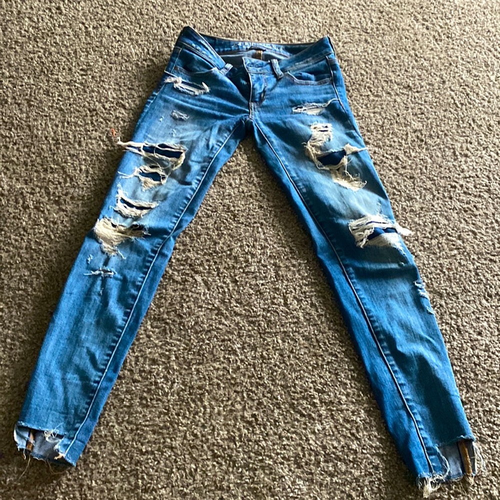These are low rise skinny jeans from American Eagle outfitters.